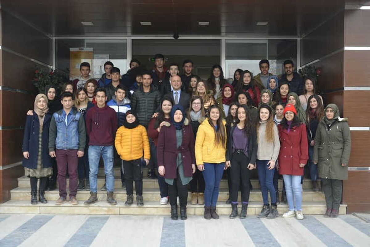 Sarayköy\'de Öğrencilere Kayak Hediyesi
