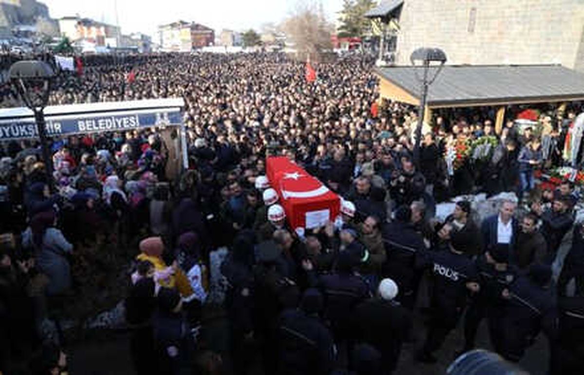 Şehit Teğmen\'i Binlerce Kişi Uğurladı