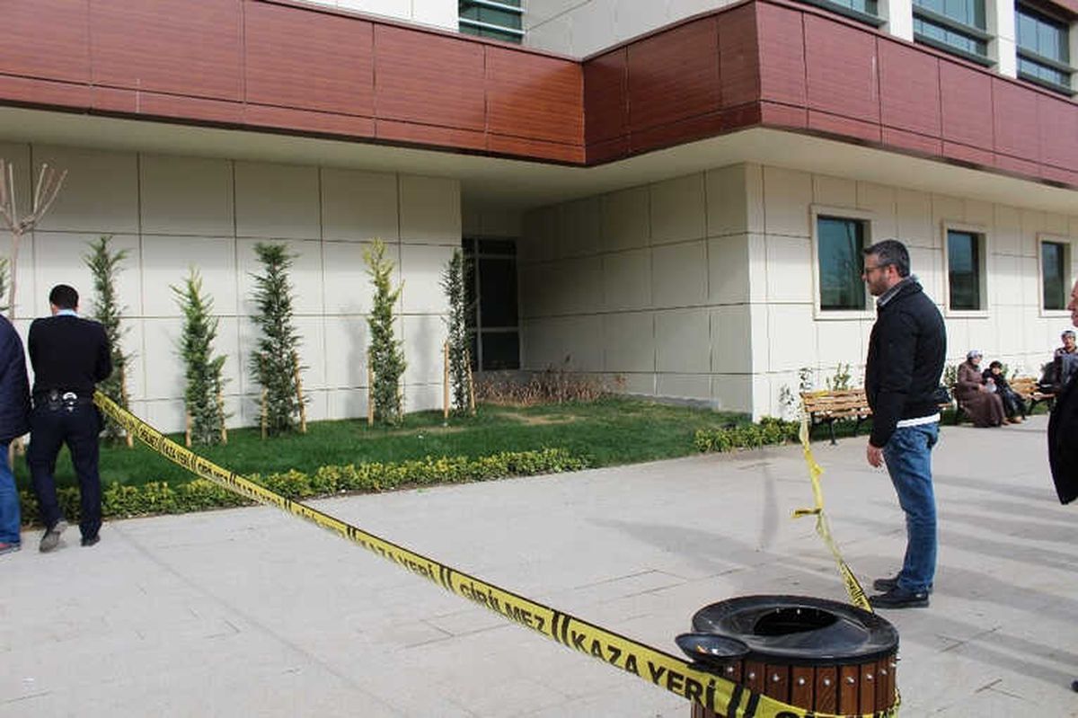 Tedavi İçin Gittiği Hastane Çatısından Atladı Ağır Yaralandı
