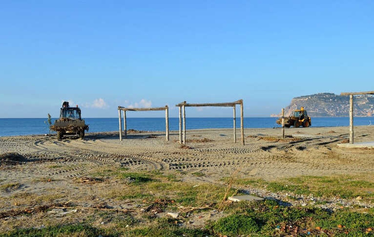 Alanya Belediyesi\'nden Sahil Temizliği