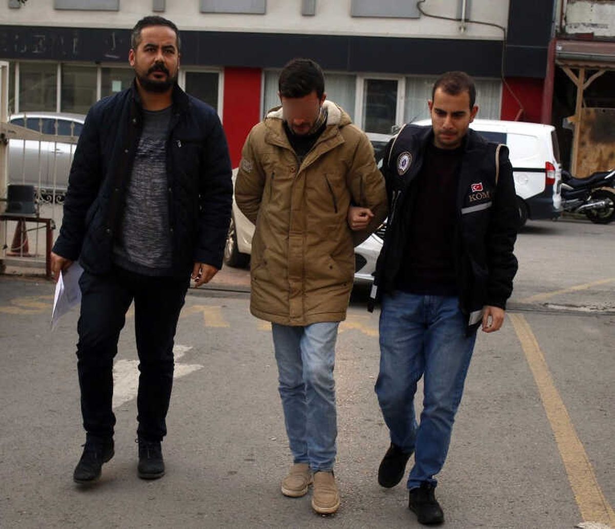 Antalya\'da Otoparklara Usulsüz Araç Çeken Çeteye Operasyon