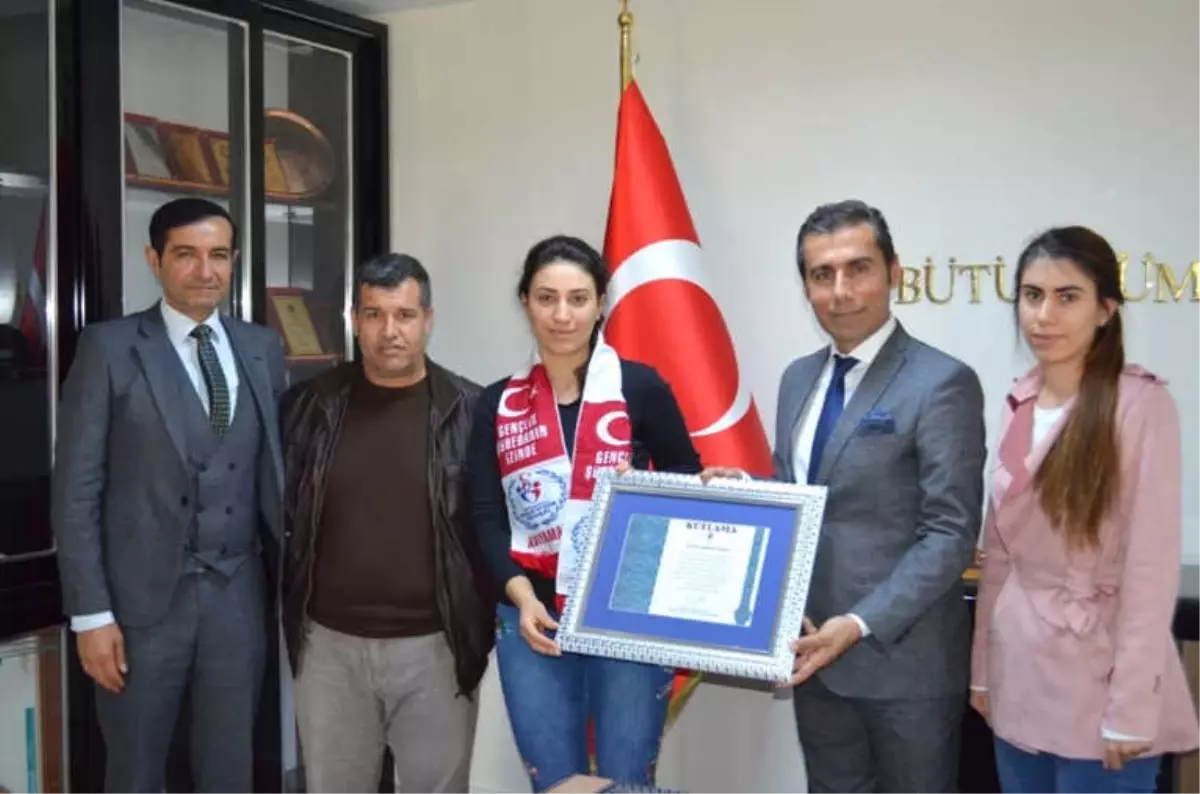 Eskrim Sporcusu Merve Ersoy Mutluluğunu Müdür Keleş ile Paylaştı