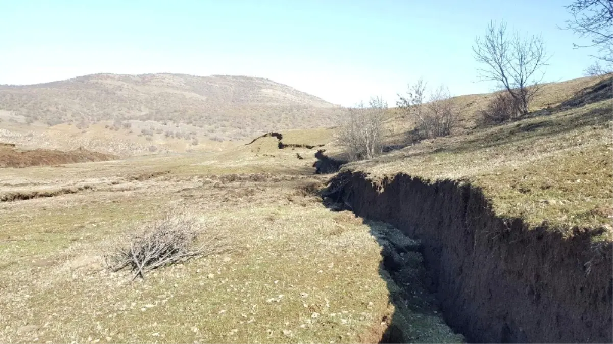 Toprak Kayması Sonucu Dev Yarıklar Oluştu