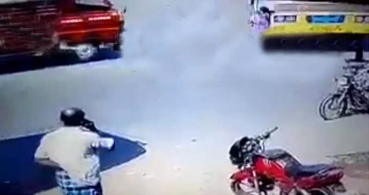 Kamyon Yolun Ortasında Duran Kadının Üzerinden Geçti, Feci Kaza Anbean Kamerada