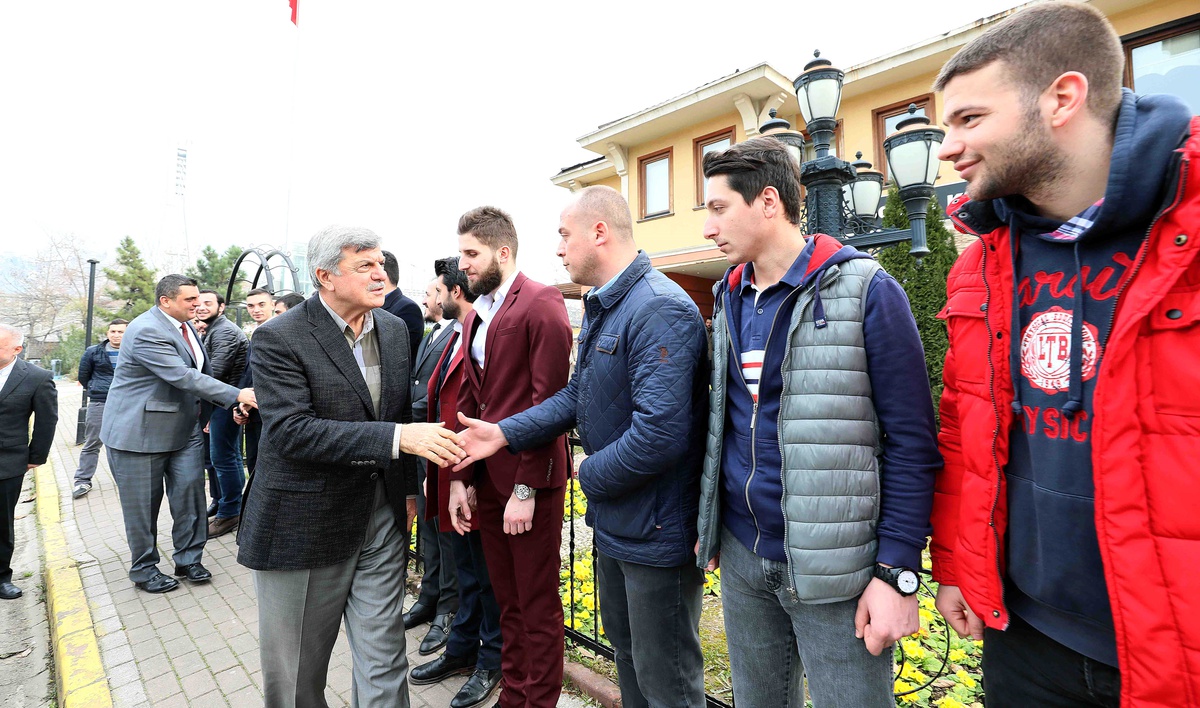 Karaosmanoğlu\'nun Gençlerle Keyifli Sohbeti