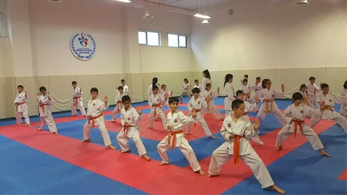 Karateci Çocuklar 2018\'in İlk Kuşaklarını Aldılar
