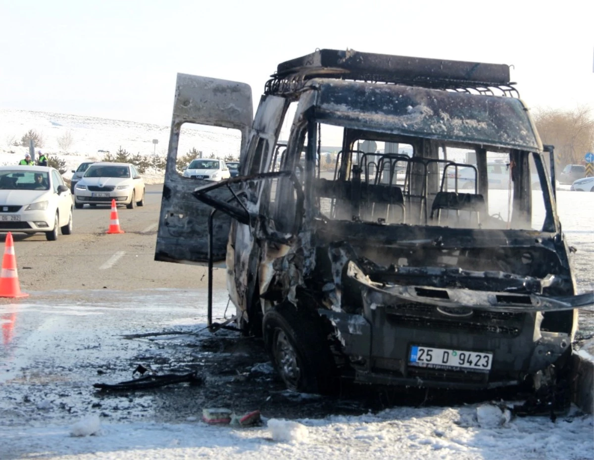 Kaza Sonrası Yolcu Minibüsü Alev Alev Yandı