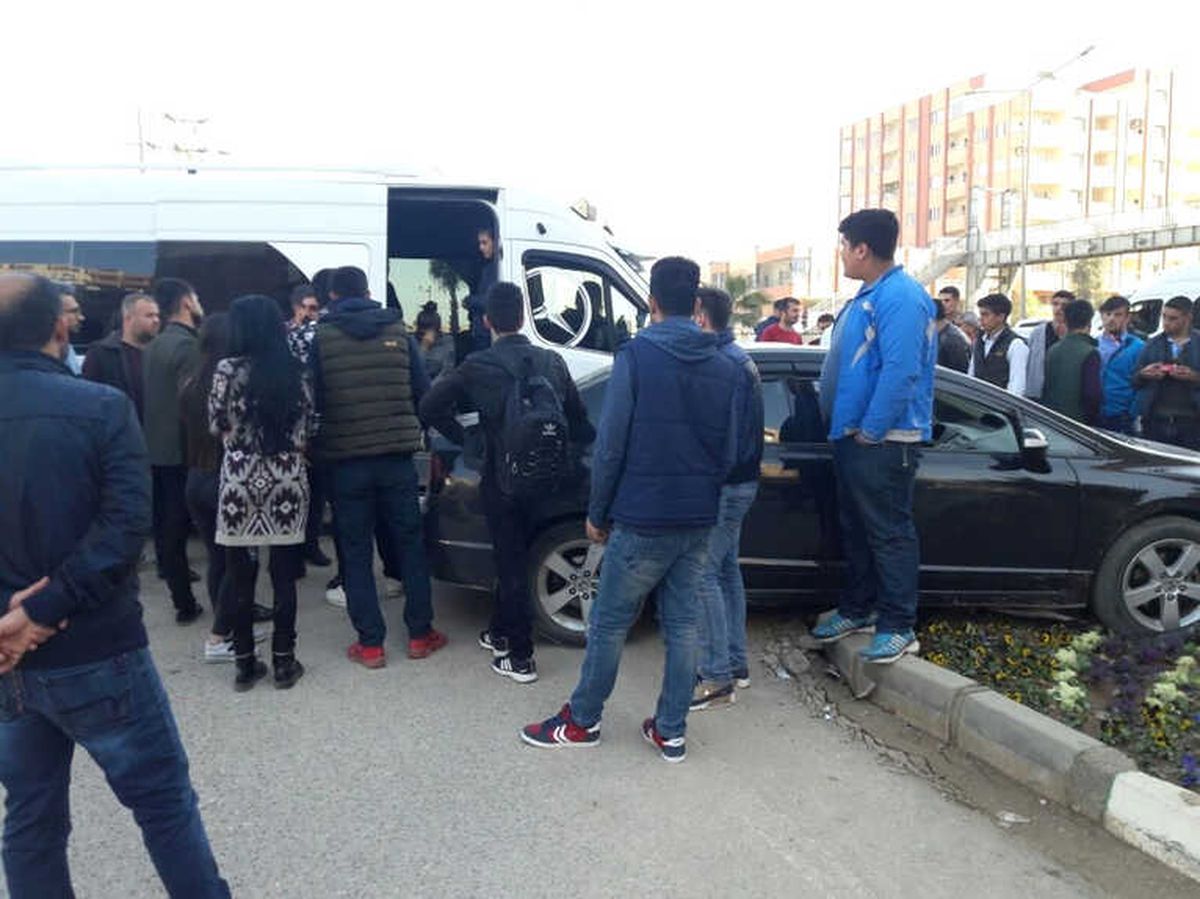 Kızıltepe\'de Otomobil Öğrenci Servisine Çarptı