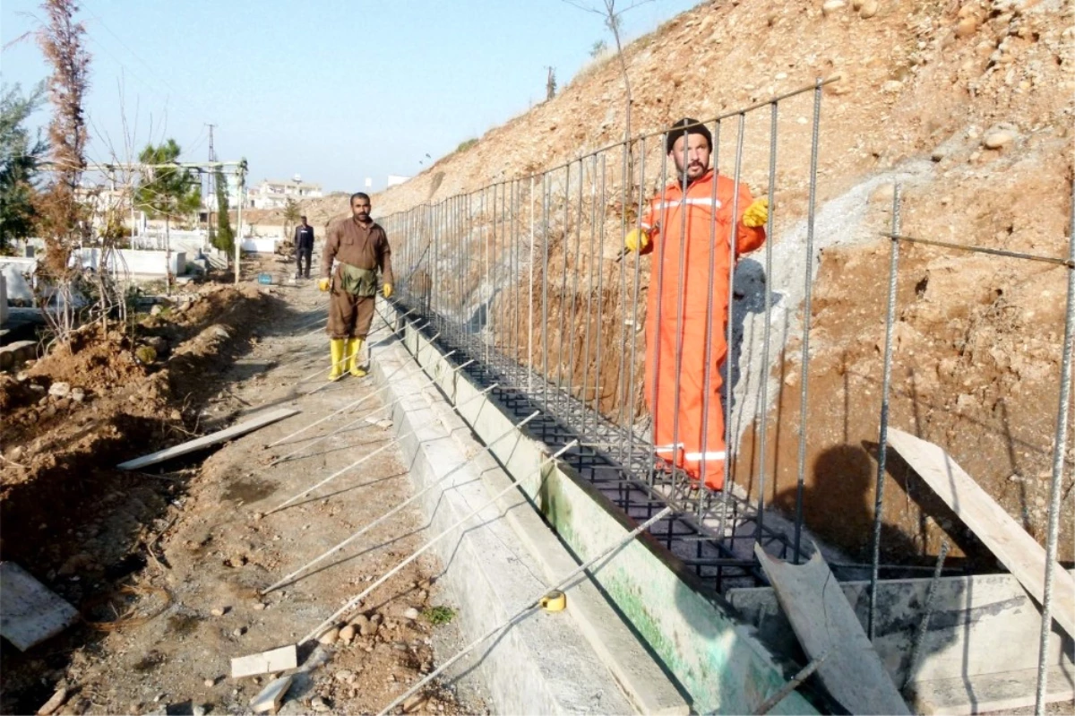 Mezarlık Duvar Çalışması Devam Ediyor