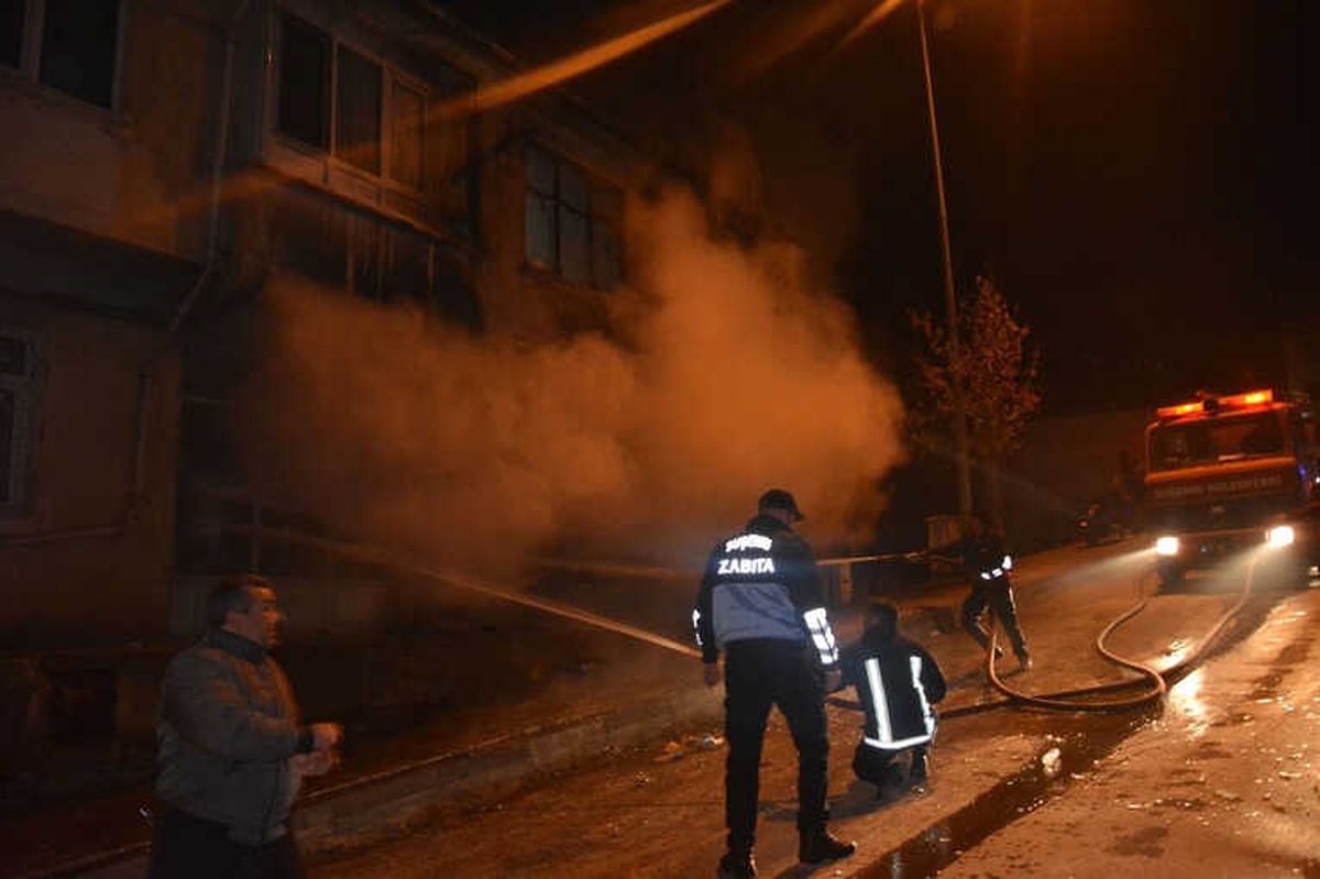 Suşehri\'nde Depo Yangını Korkuttu
