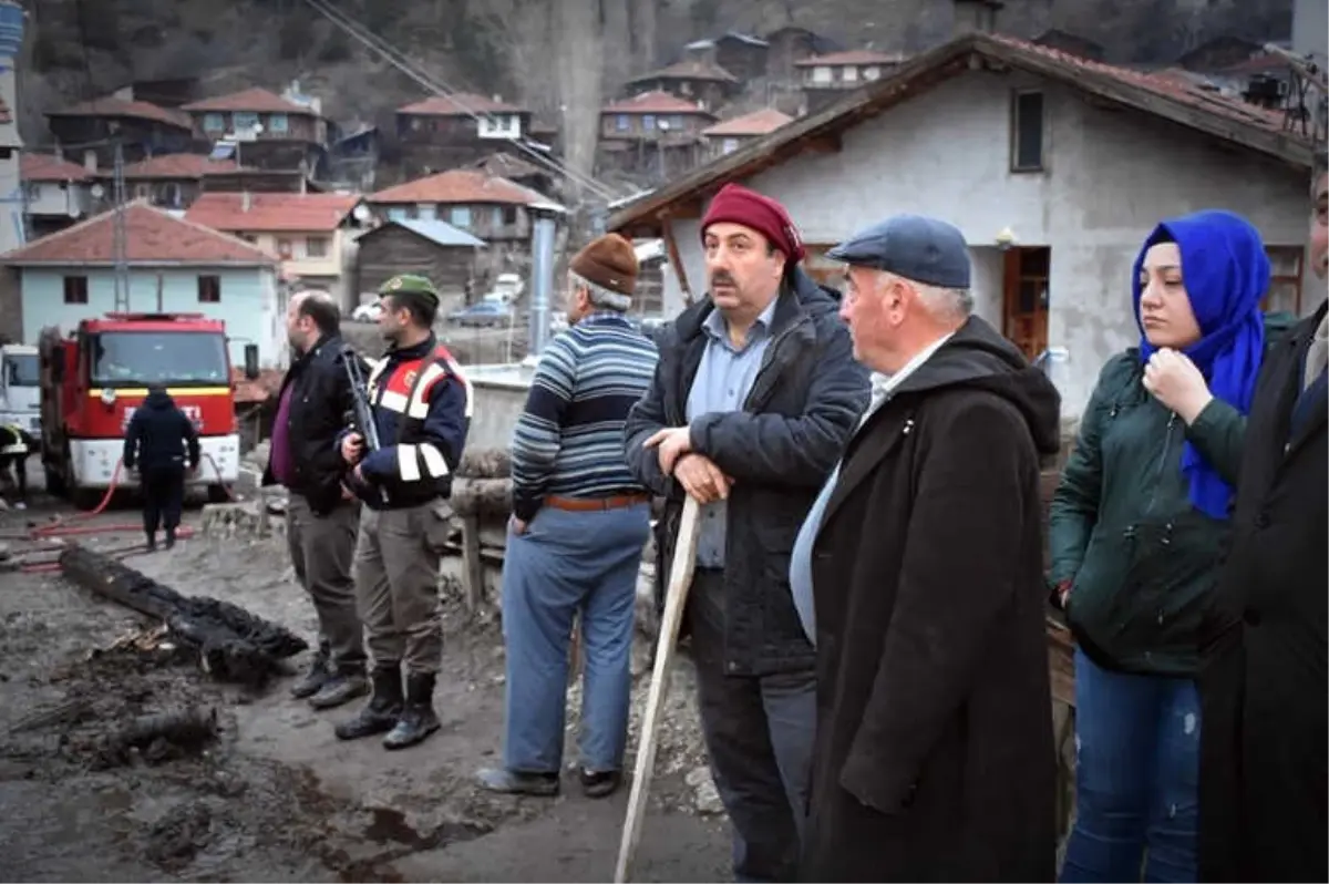 Tosya\'da 8 Evin Yandığı Yangında Hayatını Kaybeden Yaşlı Kadın Cesedi Enkaz Altında