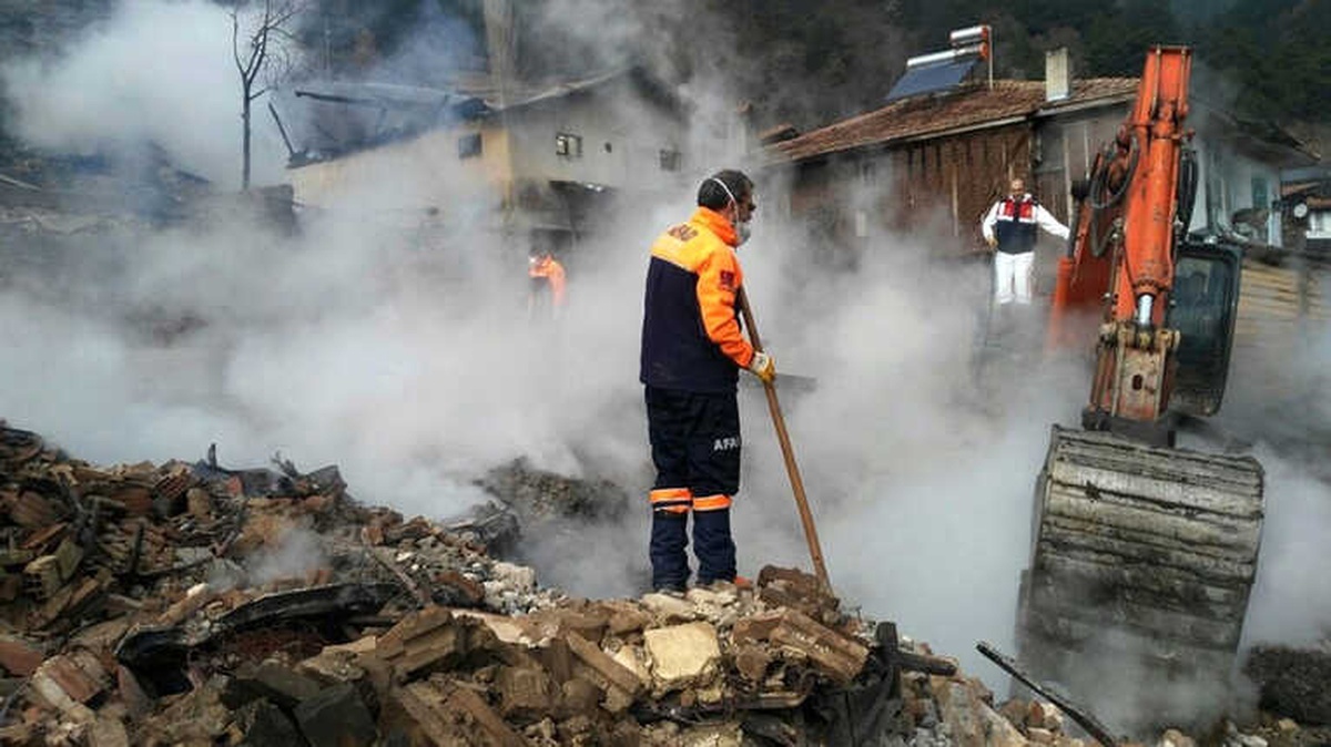 Tosya\'da Yangında Hayatını Kaybeden Yaşlı Kadının Kemikleri Enkaz Altında Bulundu