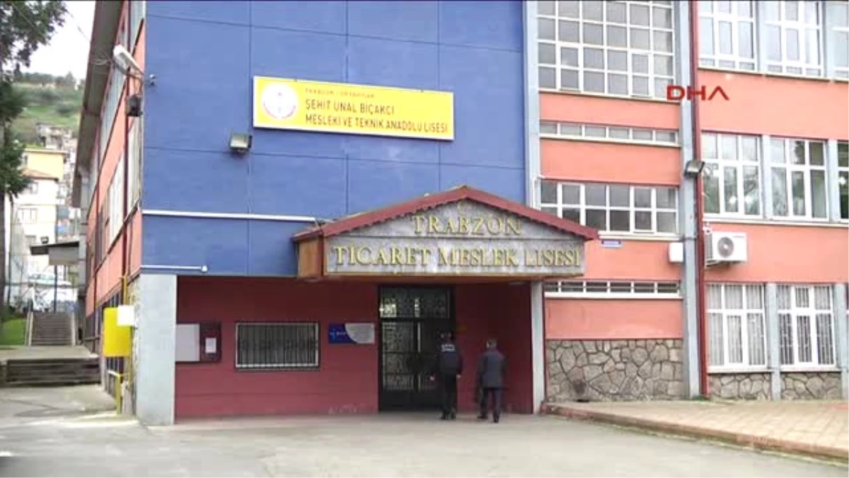 Trabzon\'da Okulun Sınıf Kapıları Türk Bayrağı Motifi ile Boyandı