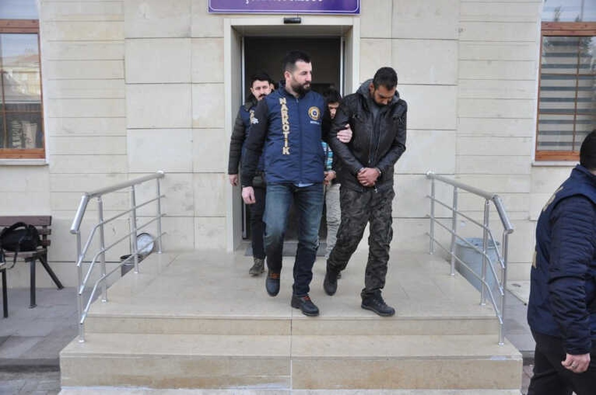 Uşak\'ta Yabancı Uyruklu Uyuşturucu Tüccarı 3 Kişi Tutuklandı