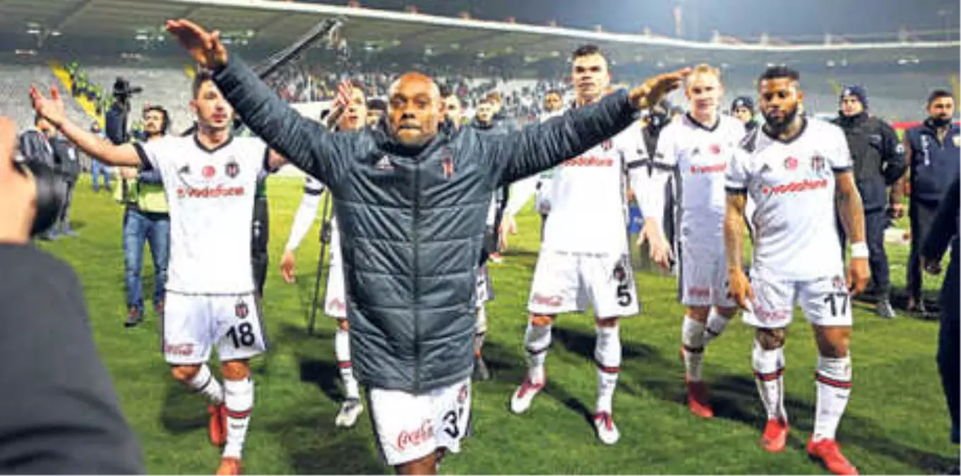 Vagner Love Üçlü Çektirdi