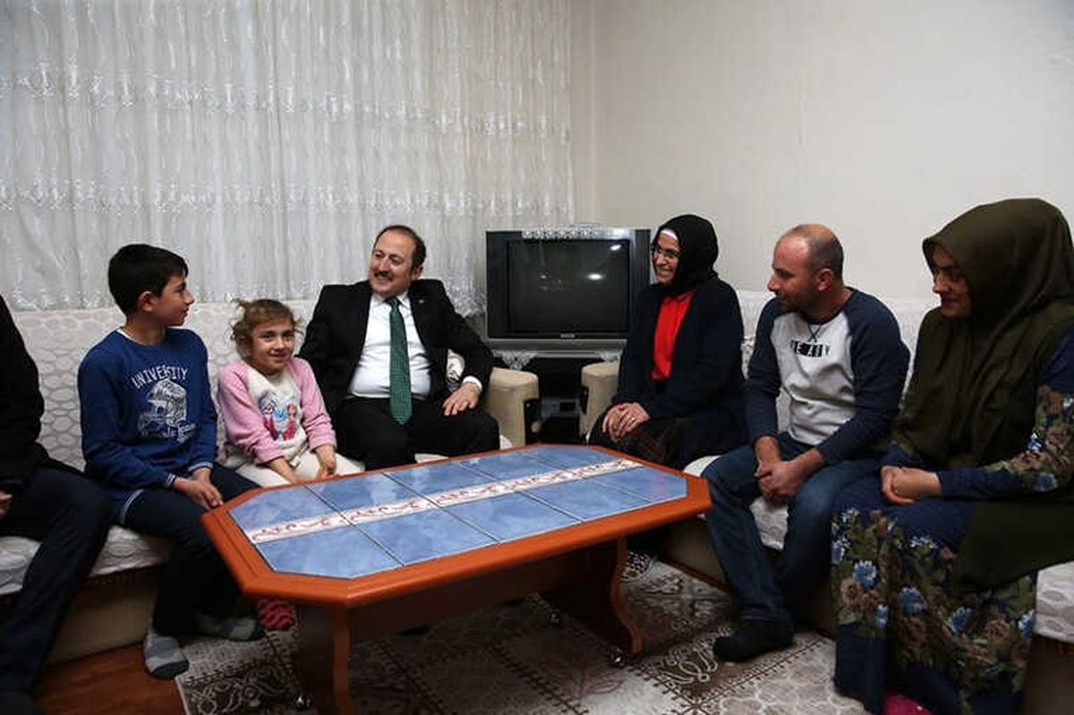 Vali Pehlivan \'Evimdesin Öğretmenim Projesi\' Kapsamında Aile Ziyaretleri Yaptı
