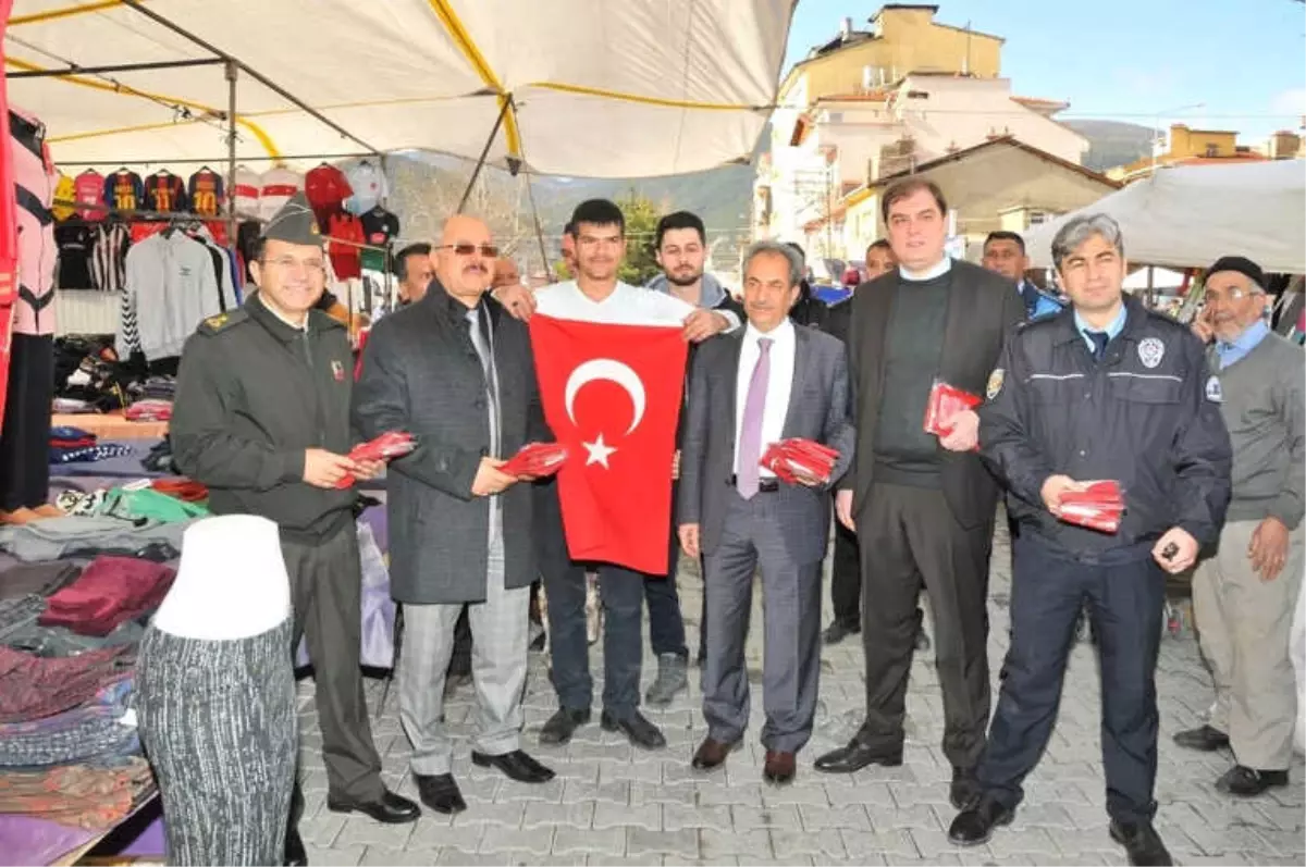 Akşehir Protokolü Zeytin Dalı Harekatı\'na Destek İçin Bayrak Dağıttı