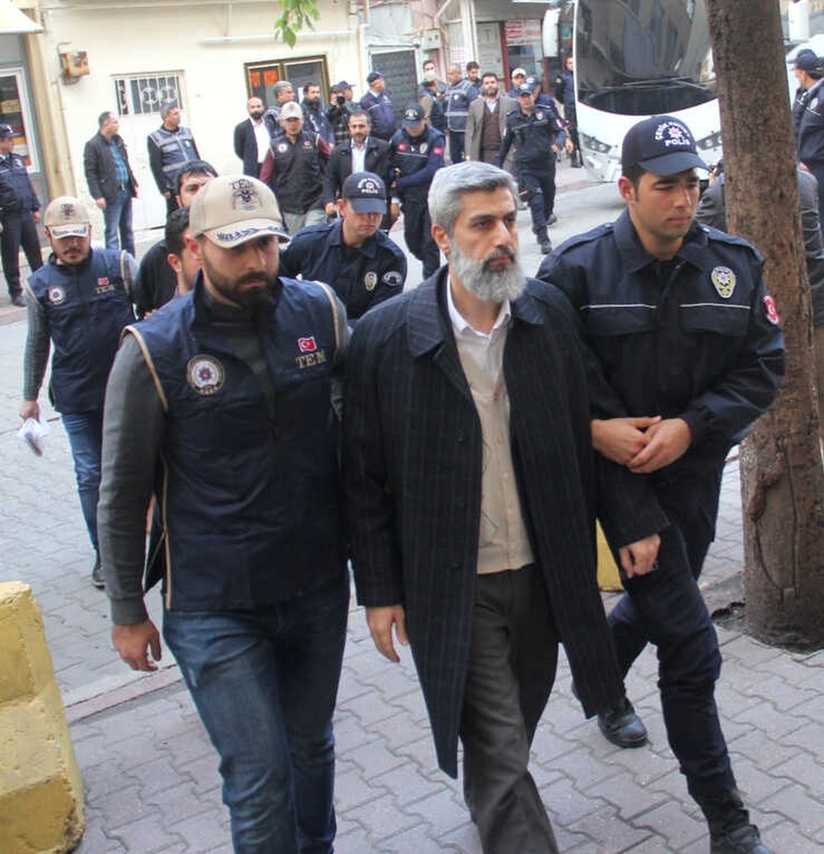 Alparslan Kuytul ile Birlikte 25 Kişi Tutuklanma Talebiyle Mahkemeye Sevk Edildi