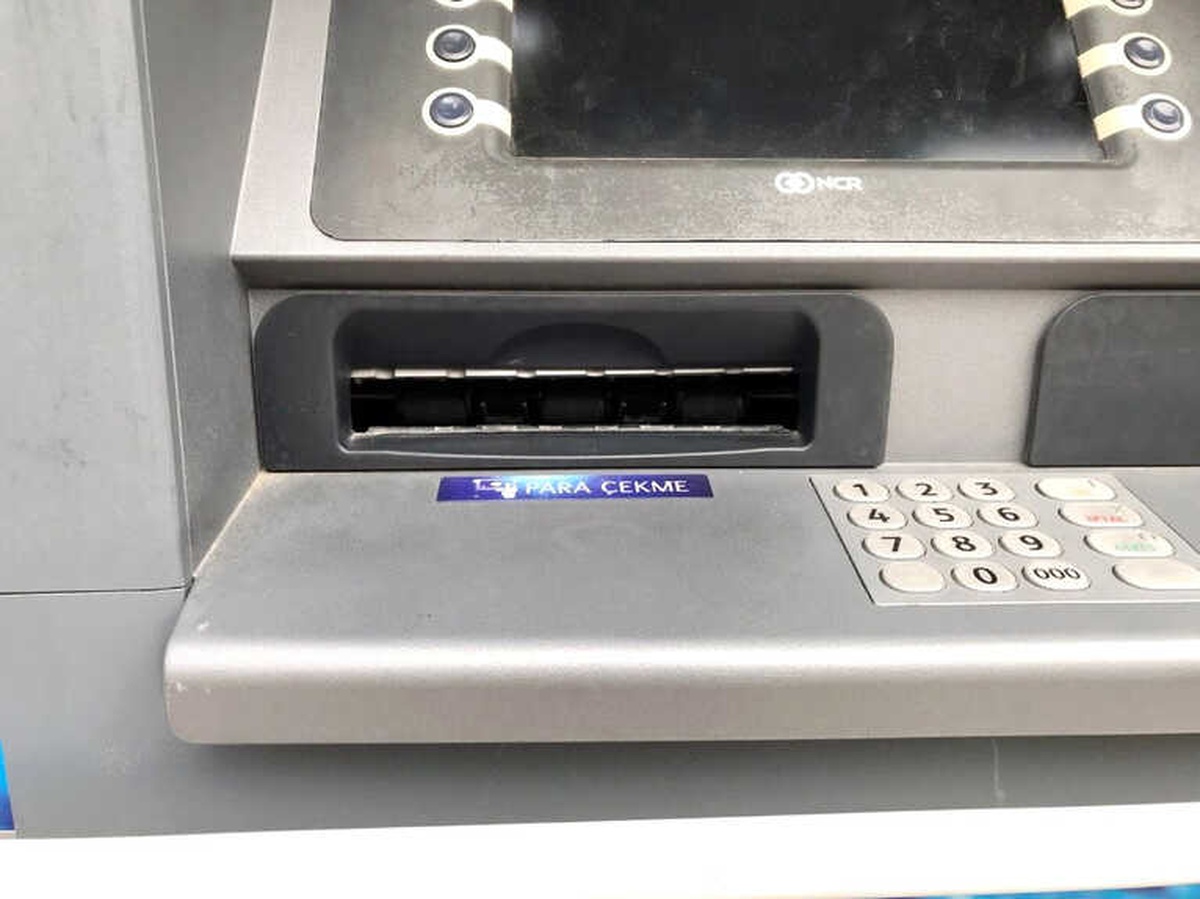 Atm\'lerin Para Çekme Yerlerini Kırarak Hırsızlık Yapmak İstediler