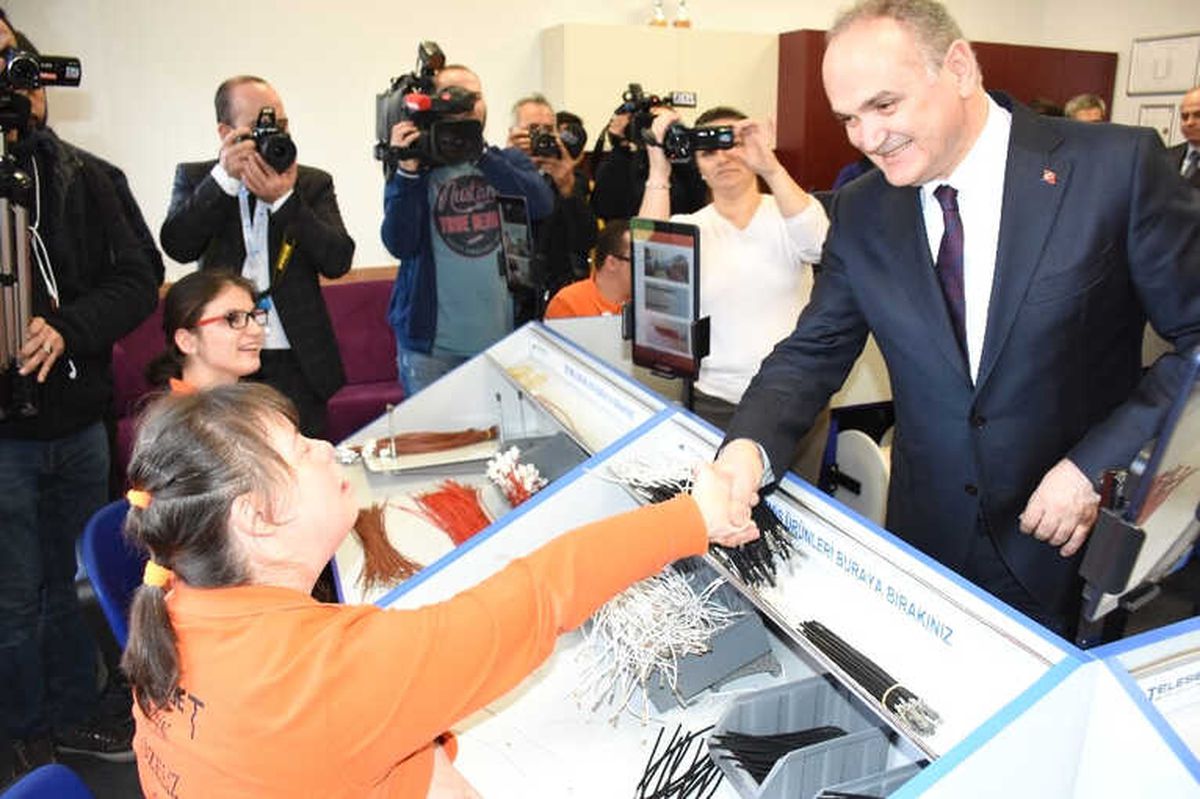 Bakan Özlü, Çalışan Zihinsel Engellileri İşbaşında Ziyaret Etti