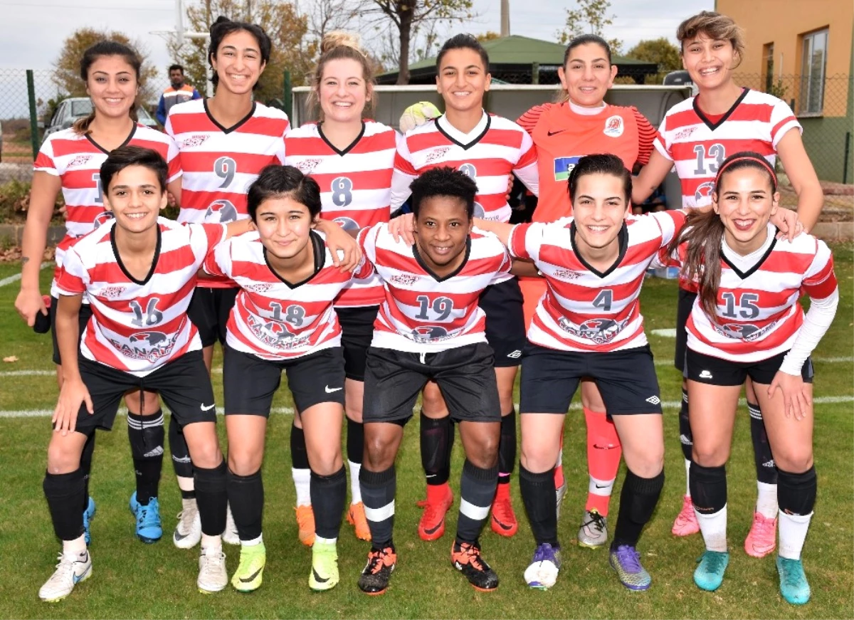 Döşemealtı Kadın Futbol Takımı Sahaya Çıkıyor