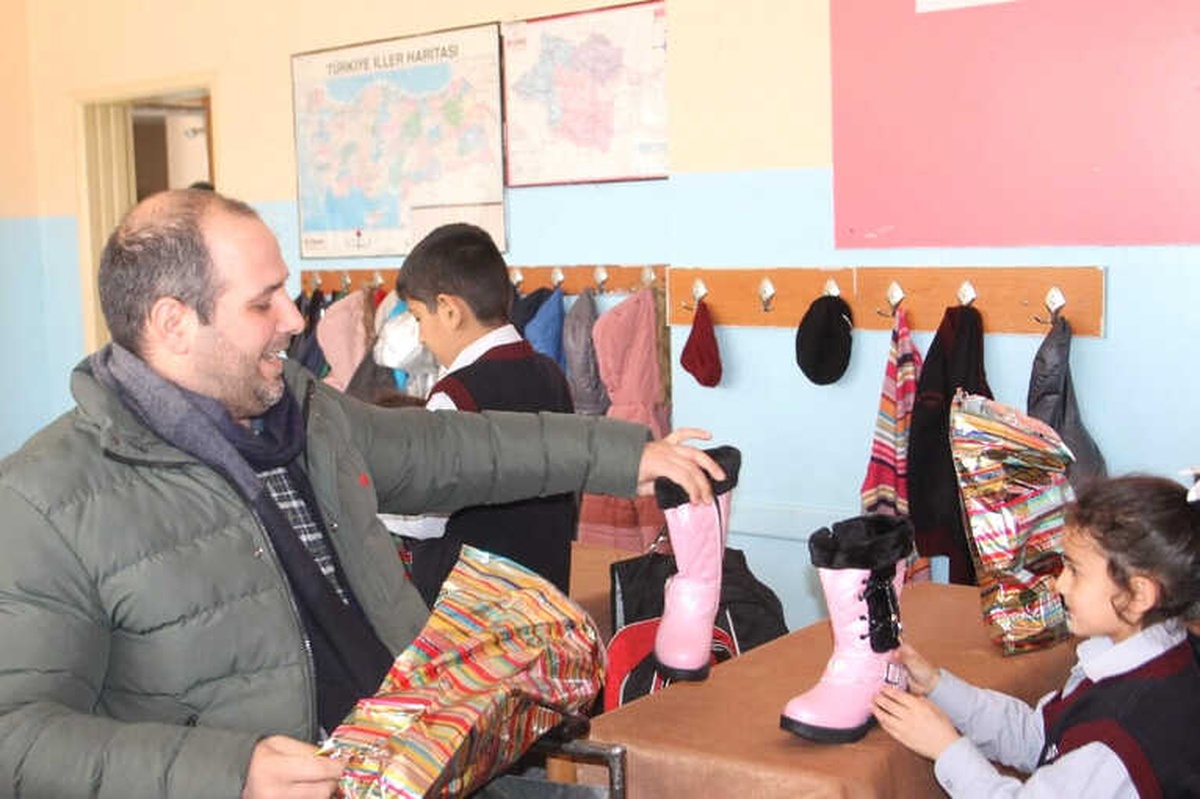 Gurbetçi Kadından Siirtli Yoksullara Ayakkabı Yardımı