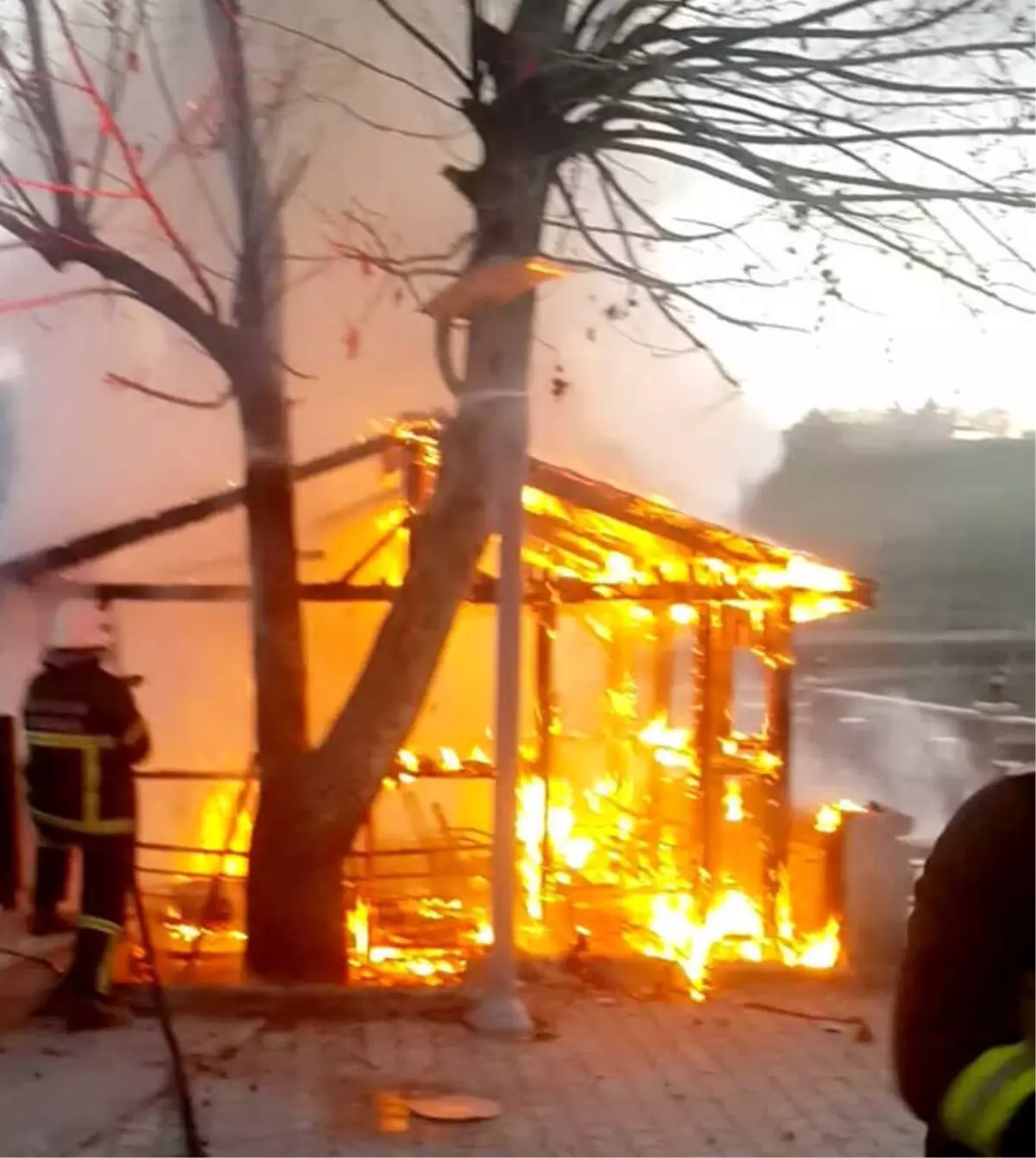 Güvenlik Kulübesi Alev Alev Yandı