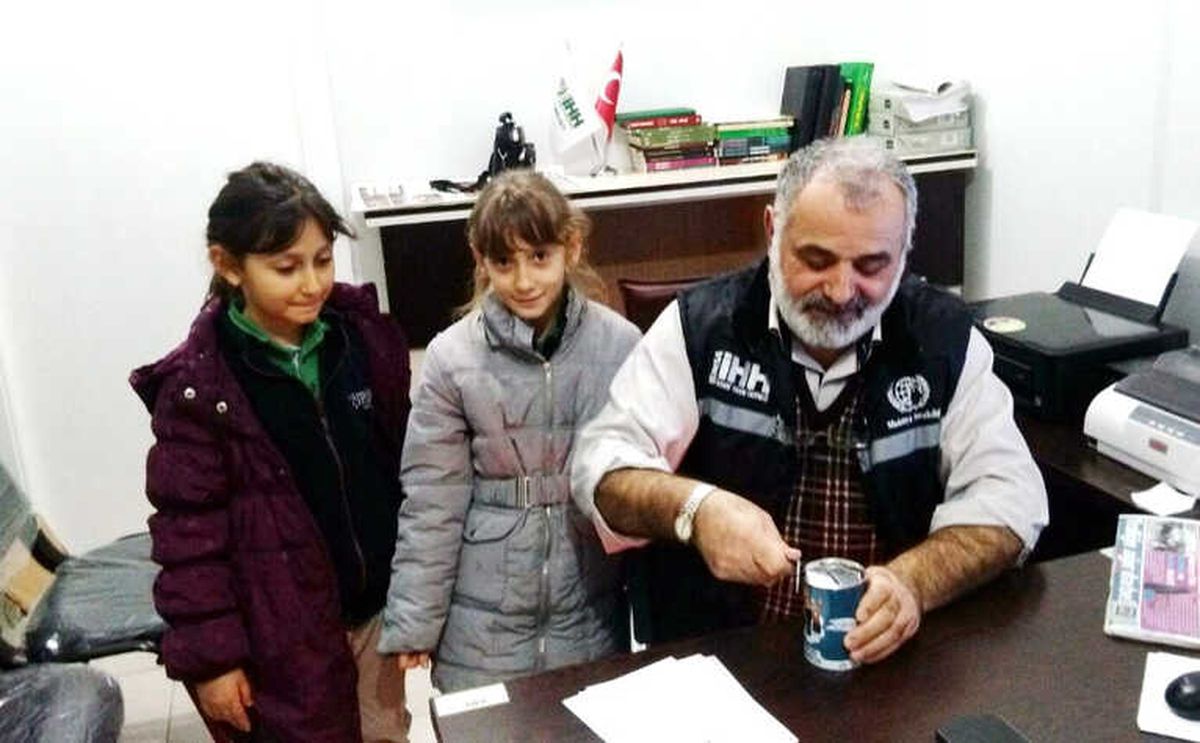 İkizler Harçlıklarını Yetimlerle Paylaştı