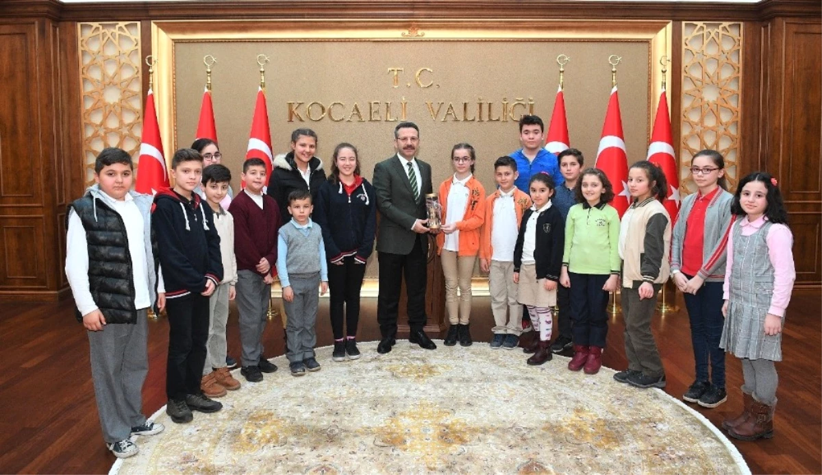 İzmit Belediyesi Çocuk Meclisi\'nden Vali Aksoy\'a Ziyaret