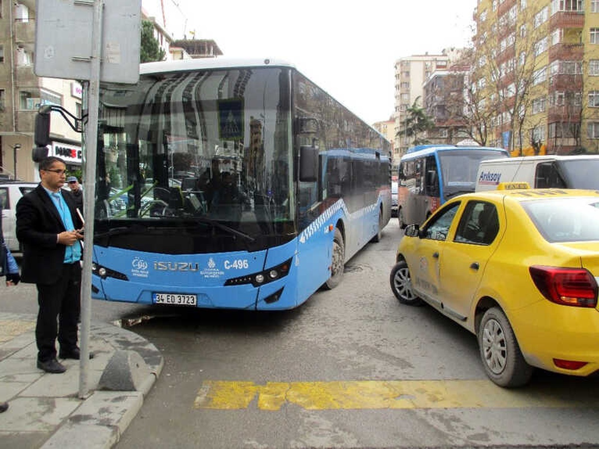 Kadıköy\'de Halk Otobüsü ve Ticari Taksi Çarpıştı: 1 Yaralı