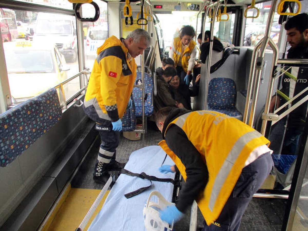 Kadıköy\'de Halk Otobüsü ve Ticari Taksi Çarpıştı