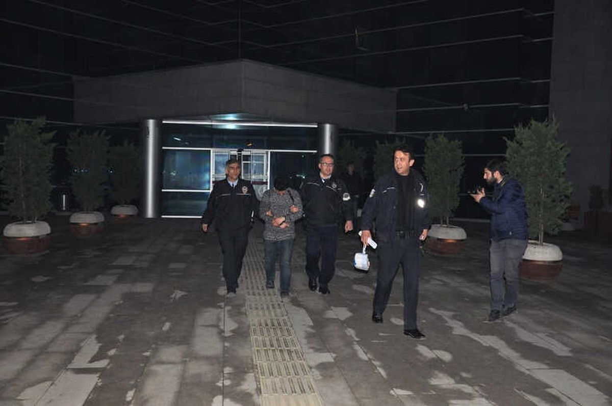 Karısını Satırla Dövdü