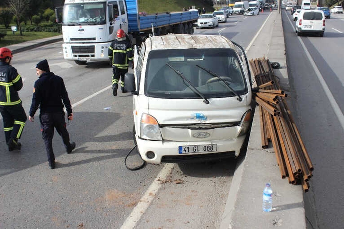 Kontrolden Çıkan Kamyonet Otomobille Çarpıştı: 1 Yaralı