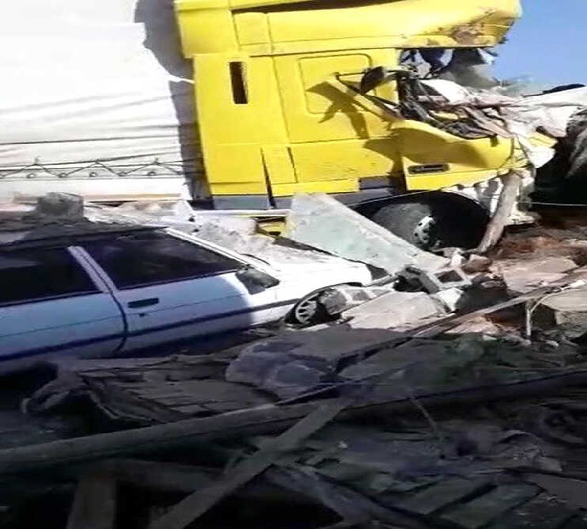 Kontrolden Çıkan Tır Otomobili Ezip Eve Daldı