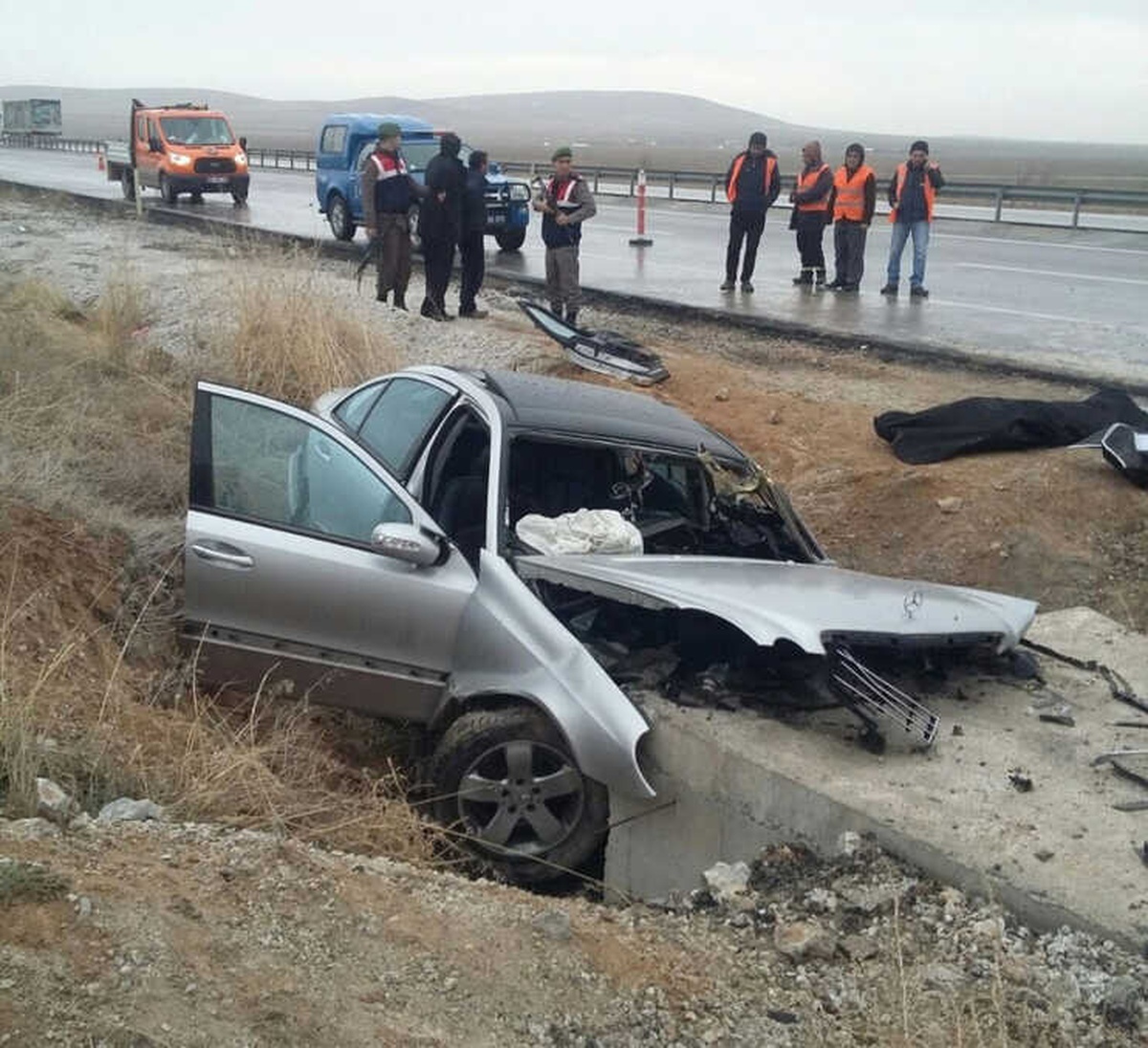 Konya\'da Otomobil Menfeze Çarptı: 2 Ölü, 1 Yaralı