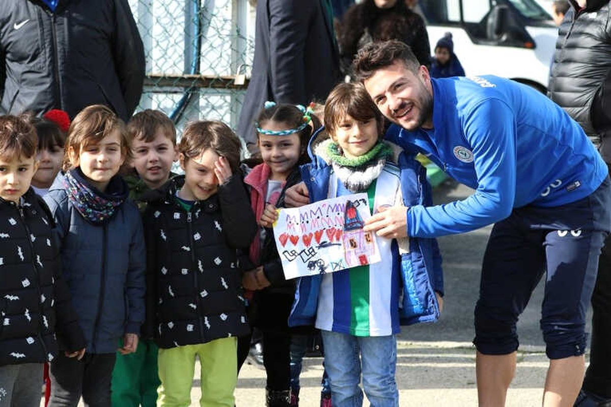 Minik Öğrencilerden Çaykur Rizespor\'a Ziyaret