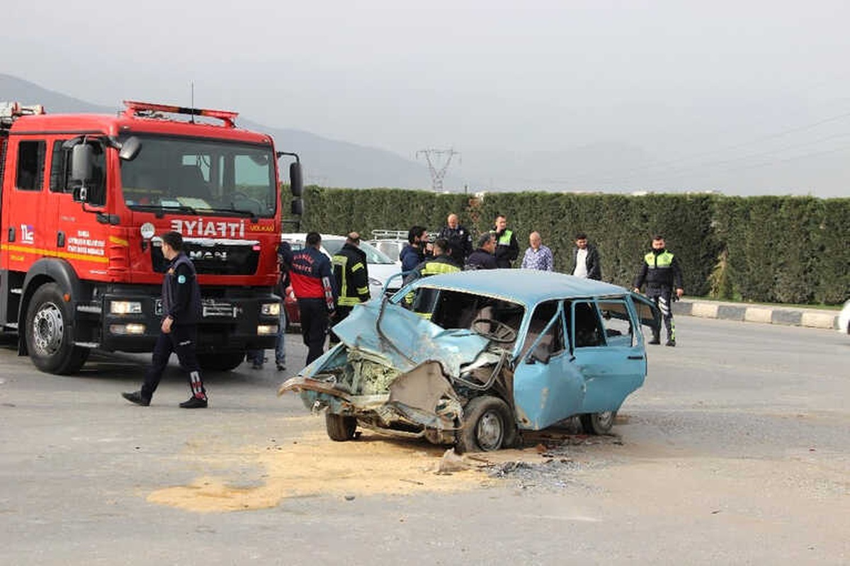 Otomobil ile Minibüs Çarpıştı: 1 Ölü, 2 Yaralı
