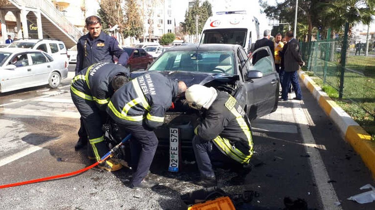 Otomobile Arkadan Çarpan Otomobil Alev Aldı