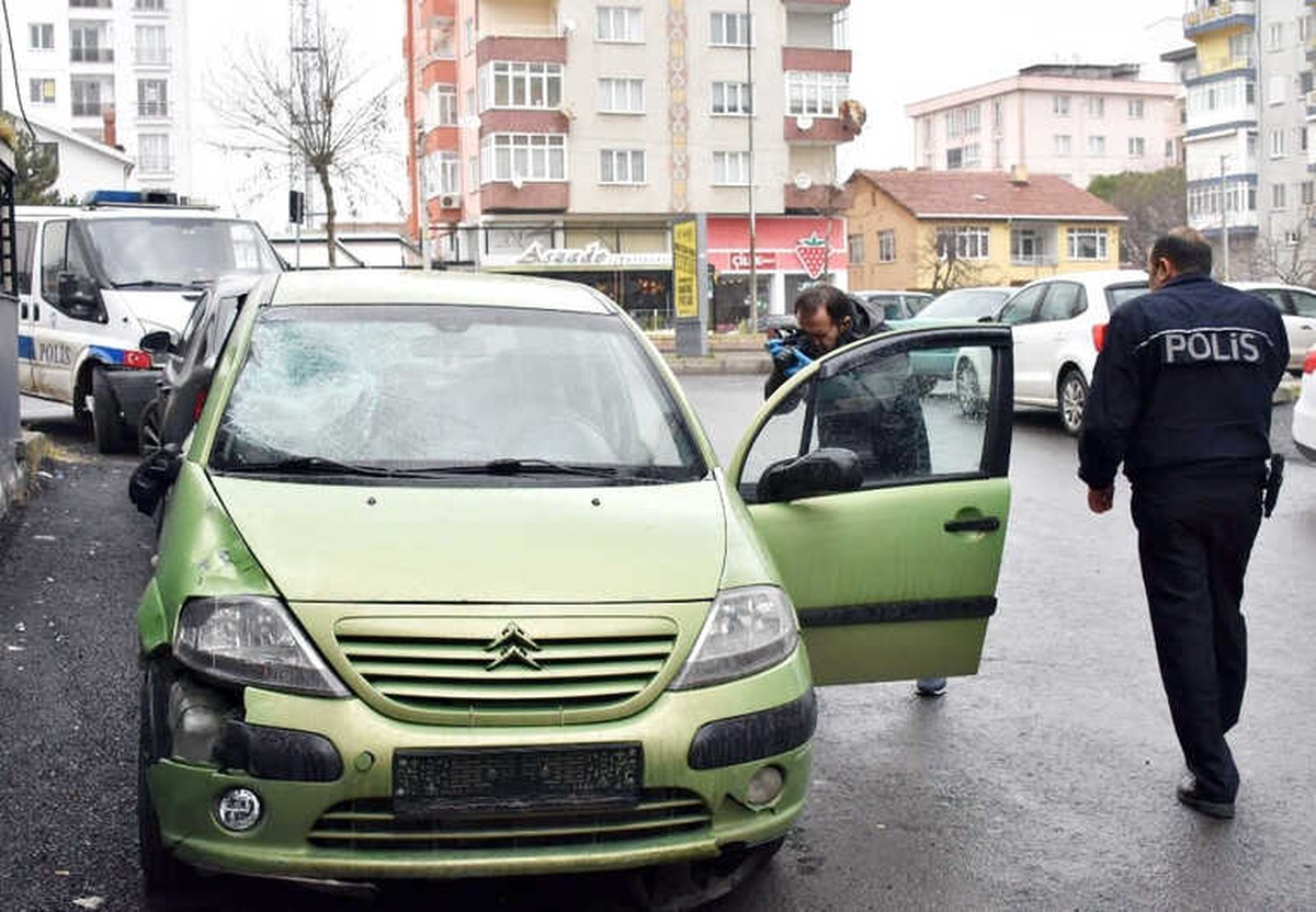 Otomobiline Binerken Otomobil Çarptı