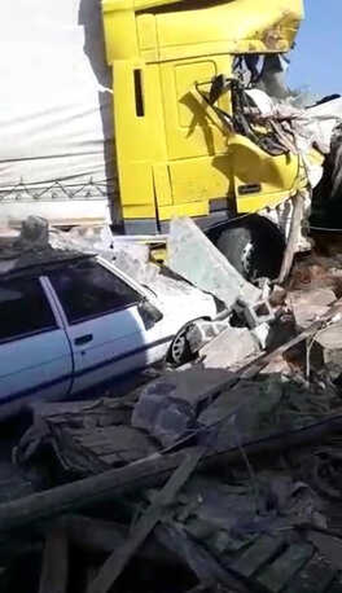 Kontrolden Çıkan Tır Otomobili Ezip Eve Daldı