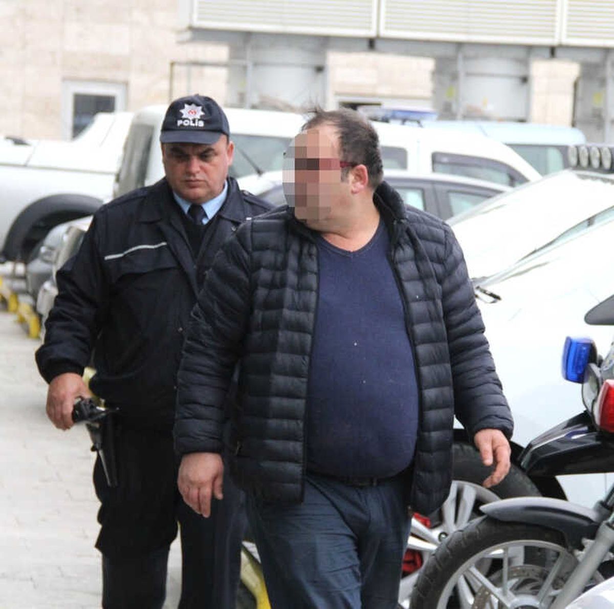 Polisin Tuvalette Unuttuğu Silahı Alınca Gözaltına Alındı