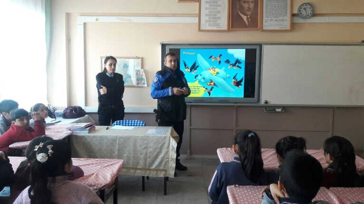 Polisten Öğrencilere Güvenlik Semineri