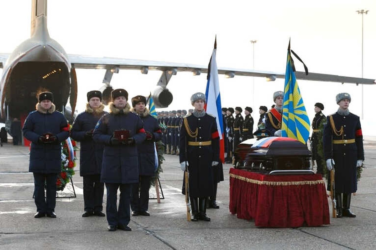 Rus Pilot Filipov\'un Cenaze Törenine Binlerce Kişi Katıldı