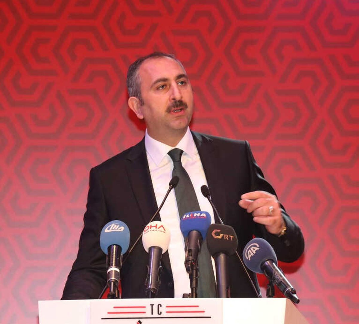 Şehit Ailelerine Devlet Övünç Madalyası\'nı Adalet Bakanı Verdi