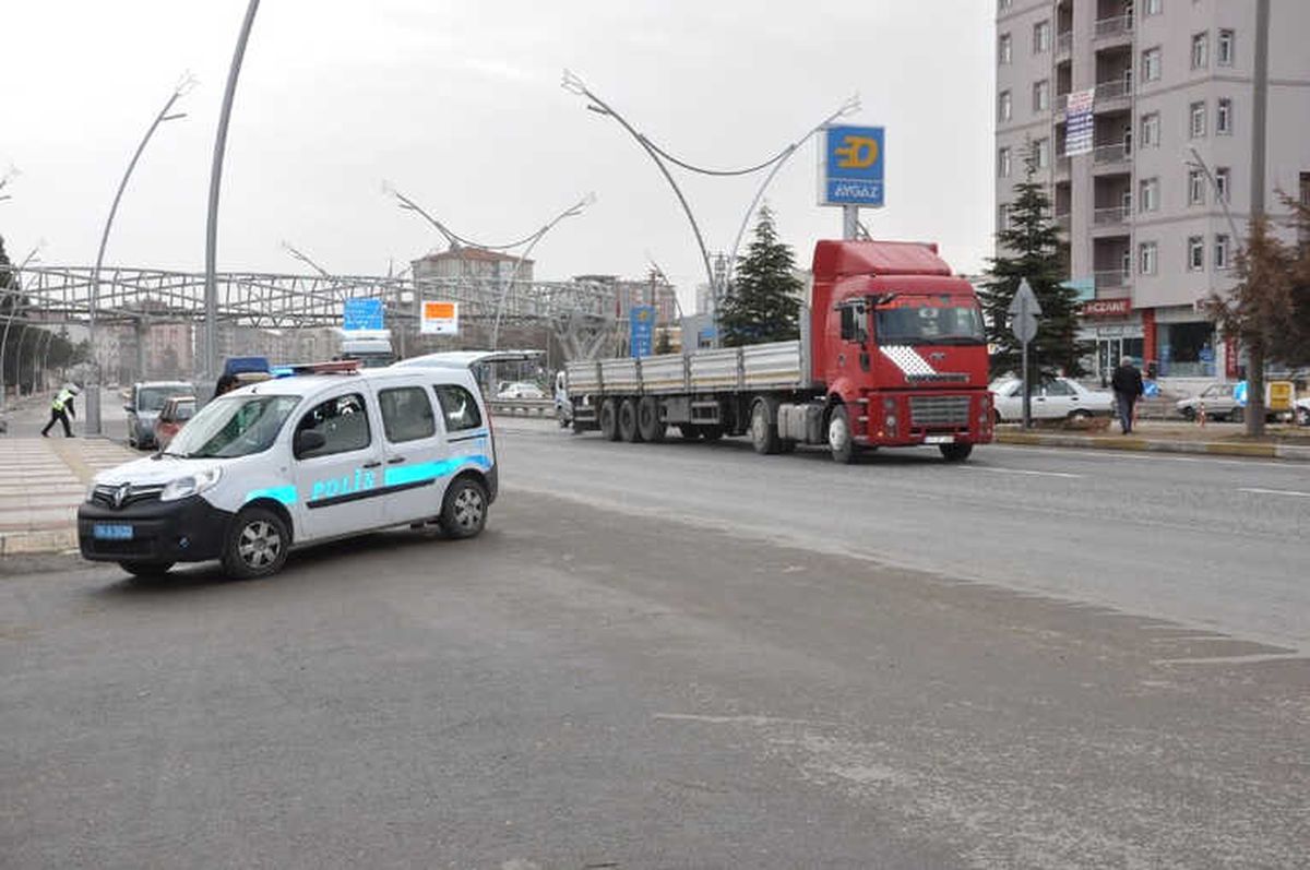 Uşak\'ta Tırın Çarptığı Yaşlı Adam Ağır Yaralandı