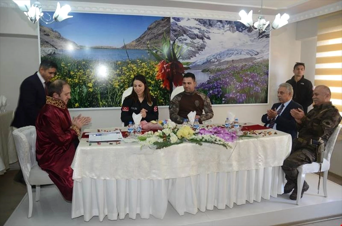 Vali Toprak, Polis Çiftin Nikah Şahidi Oldu