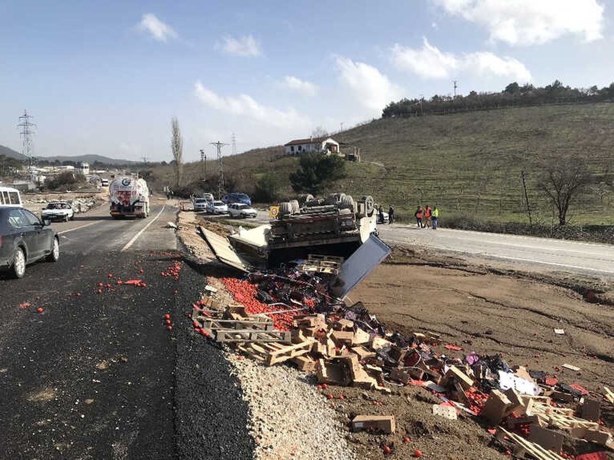 Virajı Alamayan Tır Devrildi: 1 Yaralı