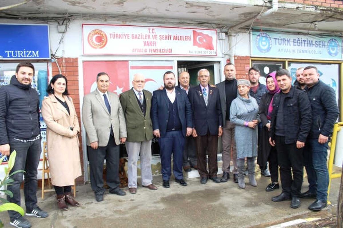 Ayvalık AK Parti\'den Gazilere Anlamlı Ziyaret