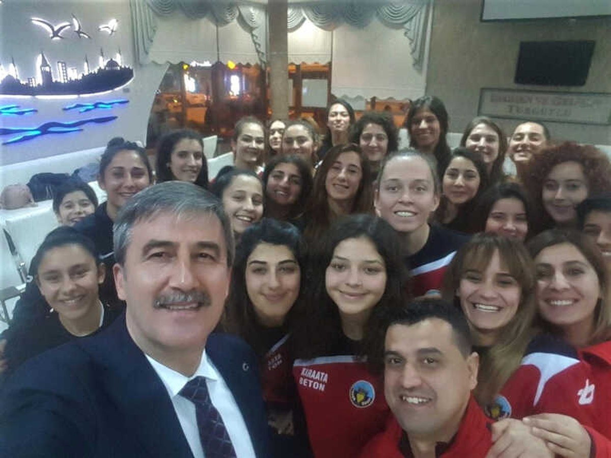 Başkan Şirin\'den Kadın Futbol Takımına Destek