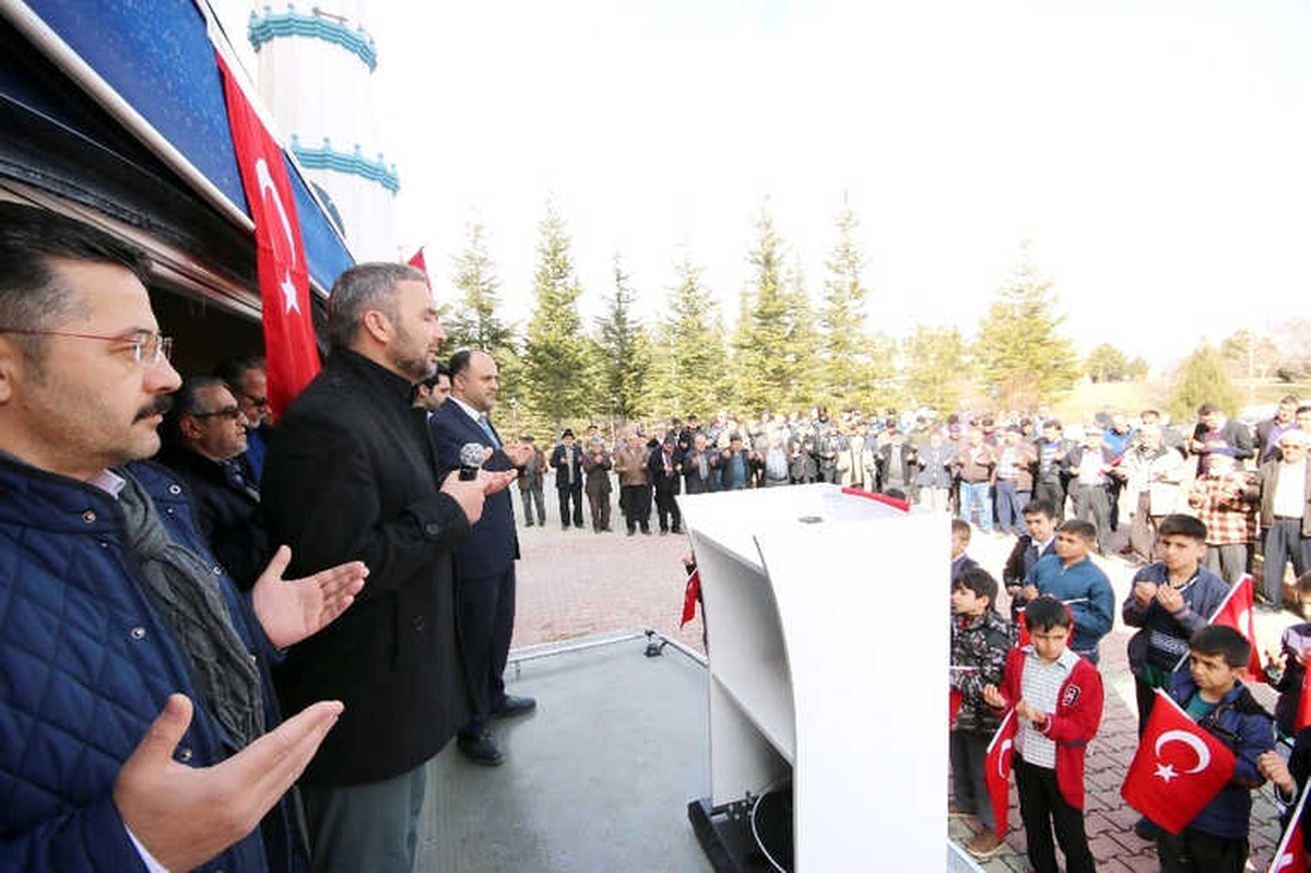 Beyşehir\'de Cuma Namazı Çıkışında Afrin Şehitleri İçin Dua